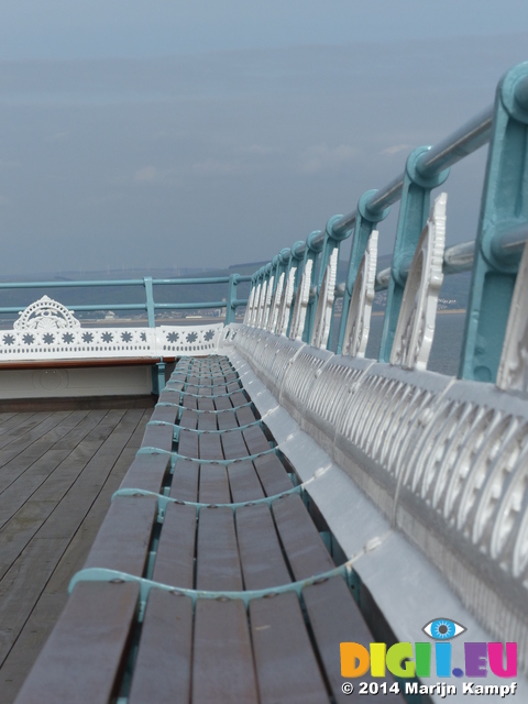 FZ005321 Seats on new Mumbles pier